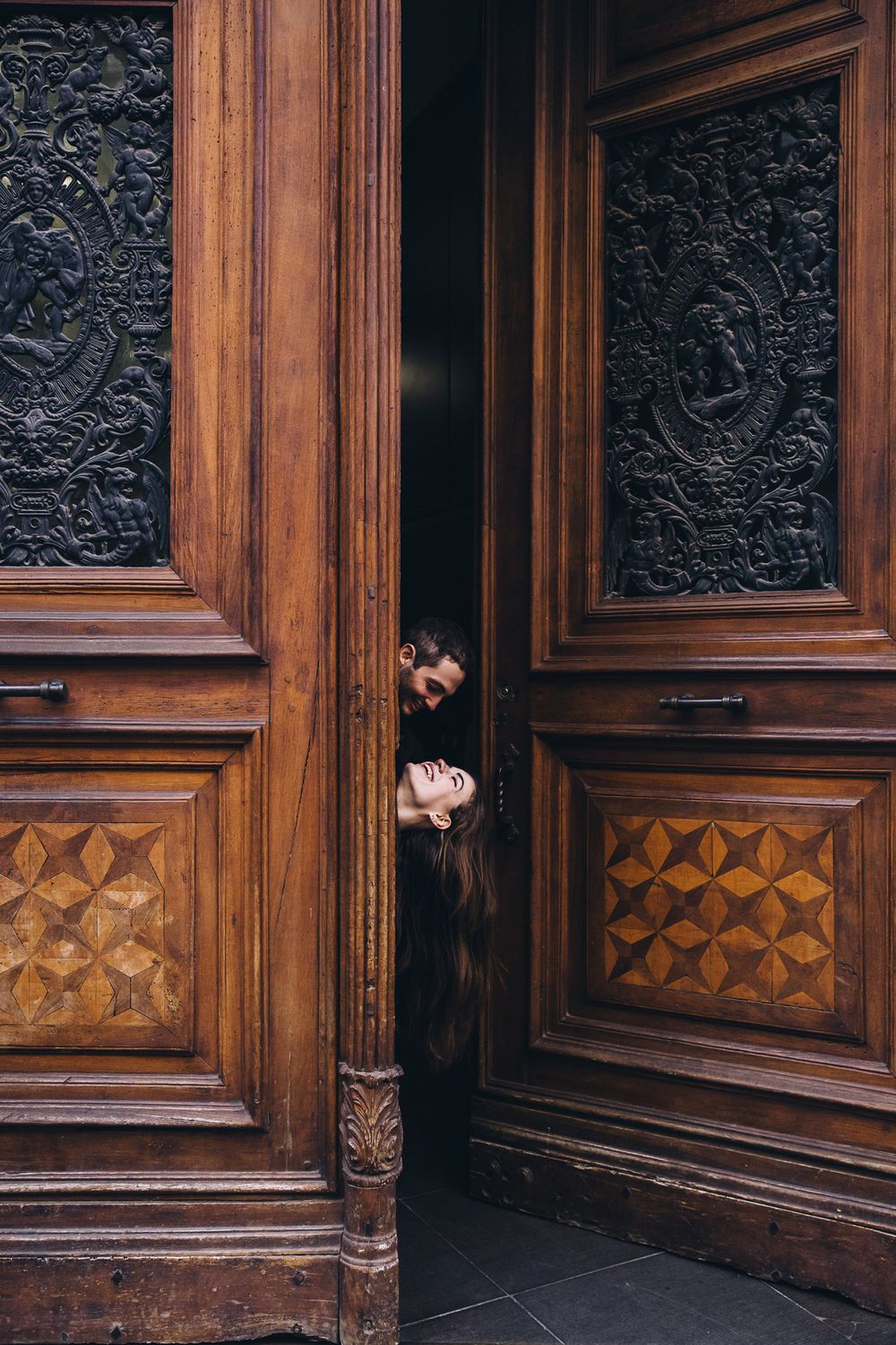 couple amoureux dans une porte