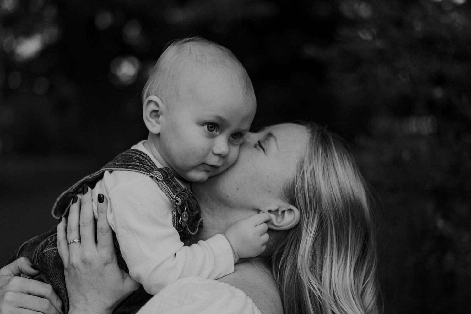Mamma pussar sin son på kinden