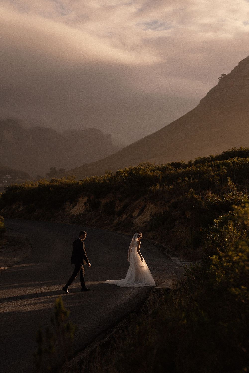 dramatic light hitting the newlyweds on Signal Hill in Cape Town