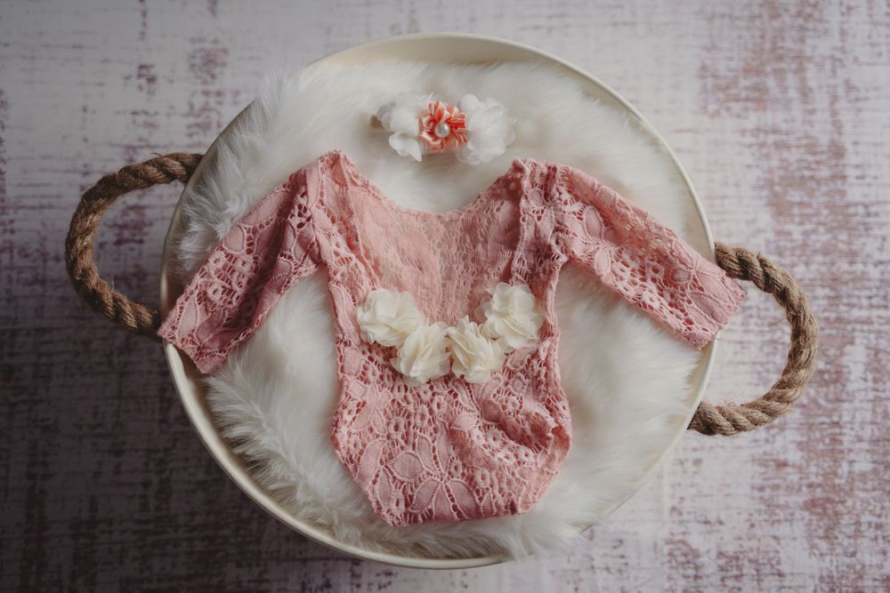 Neugeborenenfotos Berlin Neugeborenenfotografie mit Eltern  Babyfotograf  Neugeborene Babyfotos Outfits
