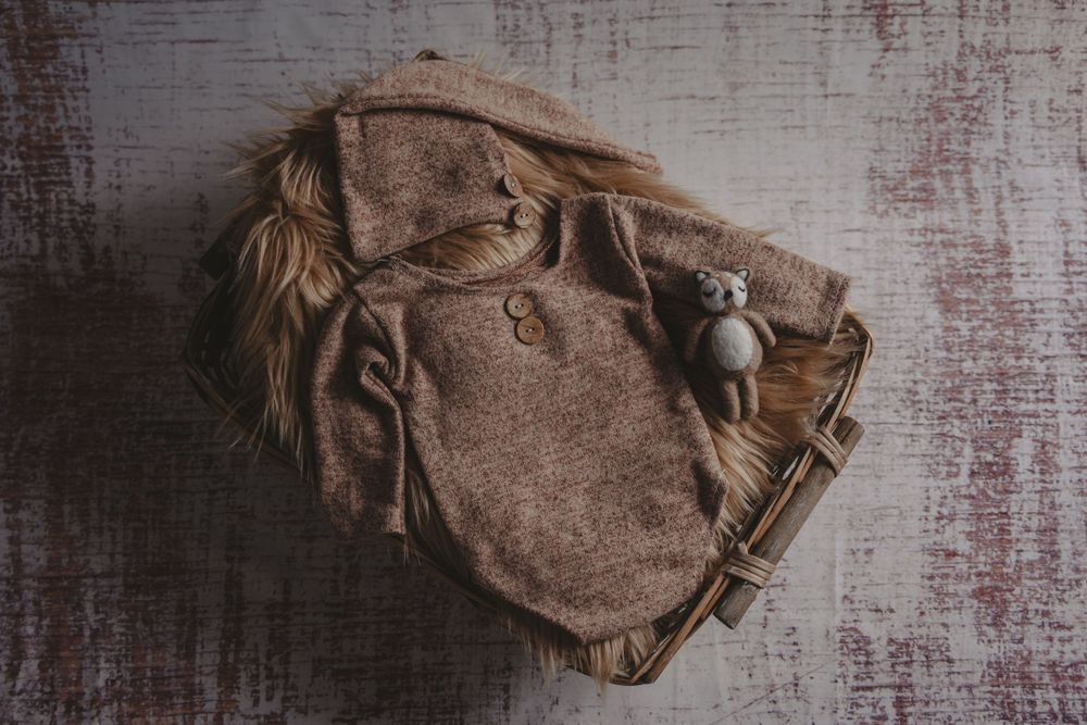 Neugeborenenfotos Berlin Neugeborenenfotografie mit Eltern  Babyfotograf  Neugeborene Babyfotos Outfits