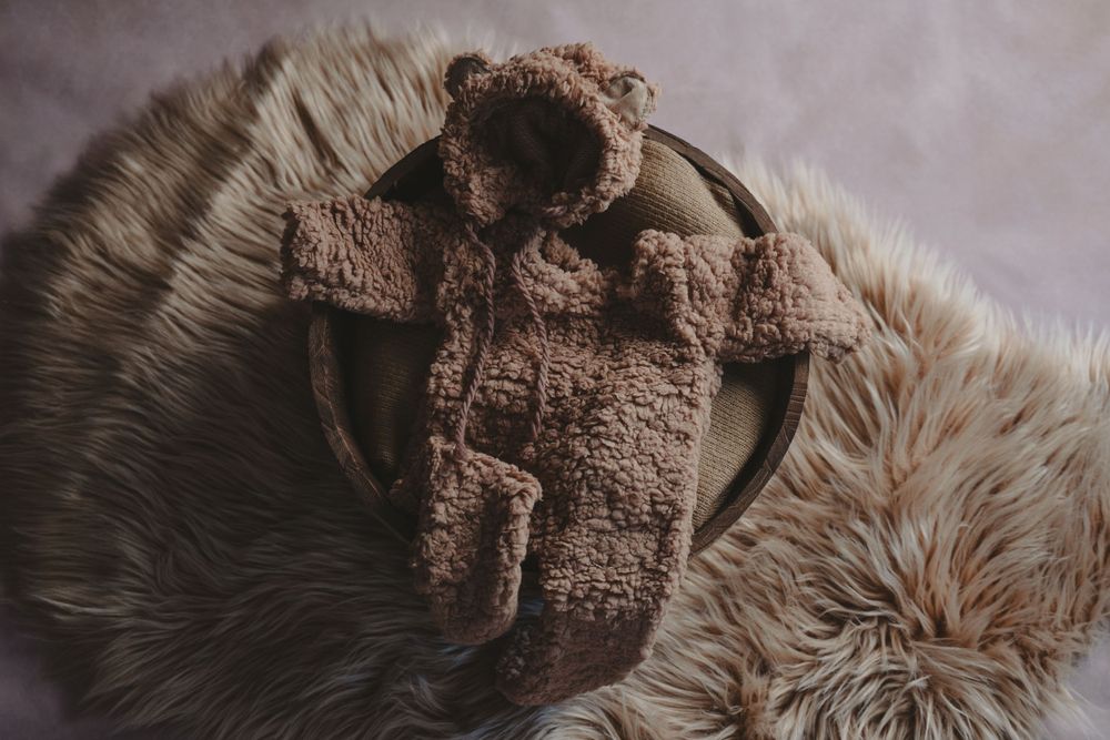 Neugeborenenfotos Berlin Neugeborenenfotografie mit Eltern  Babyfotograf  Neugeborene Babyfotos Outfits