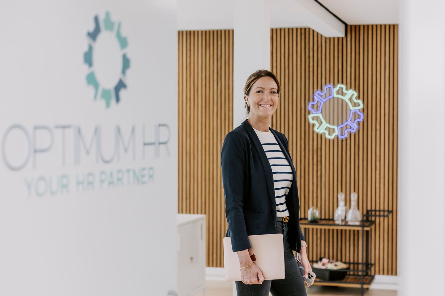 Kontorlandskab med træbeklædte vægge og minimalistiske designelementer.