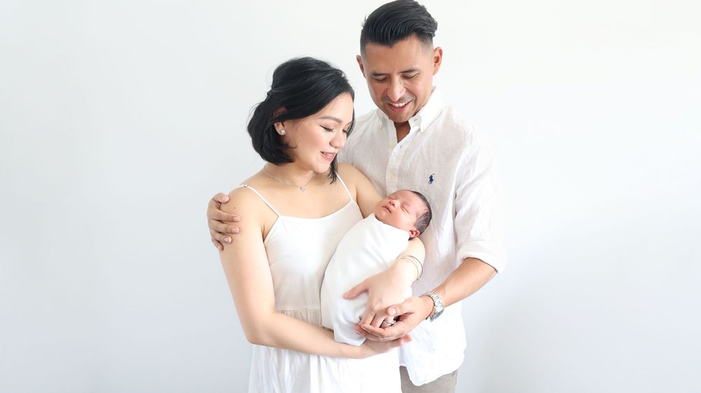 proud Mum and Dad first time parents to baby girl. white in home session comfort of their own home. Sydney based Penrith I travel to you