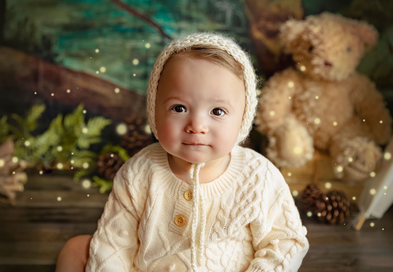 fotografa de bebes en puerto rico bebe mirando a la camara tiene un gorrito tejido y ropita crema