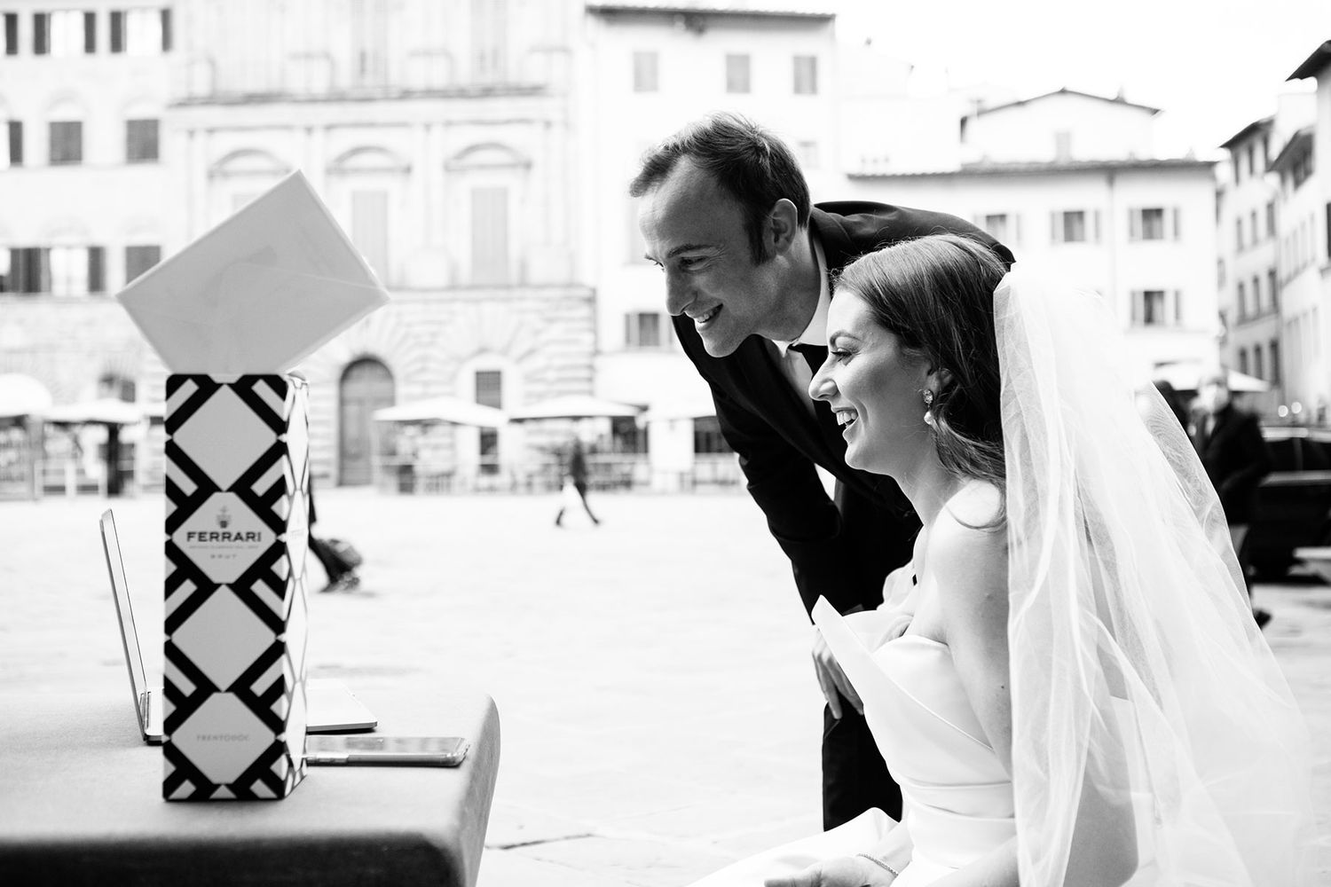 couple hold a zoom meeting for their elopement in Florence at the Palazzo Vecchio