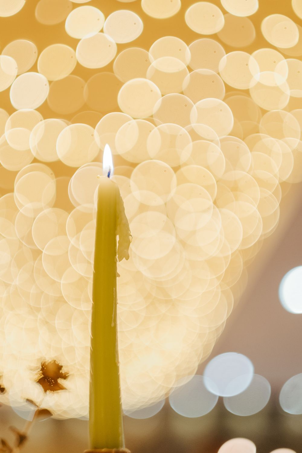 Luzes suaves em tons dourados, com efeito bokeh, criam uma atmosfera acolhedora e festiva.