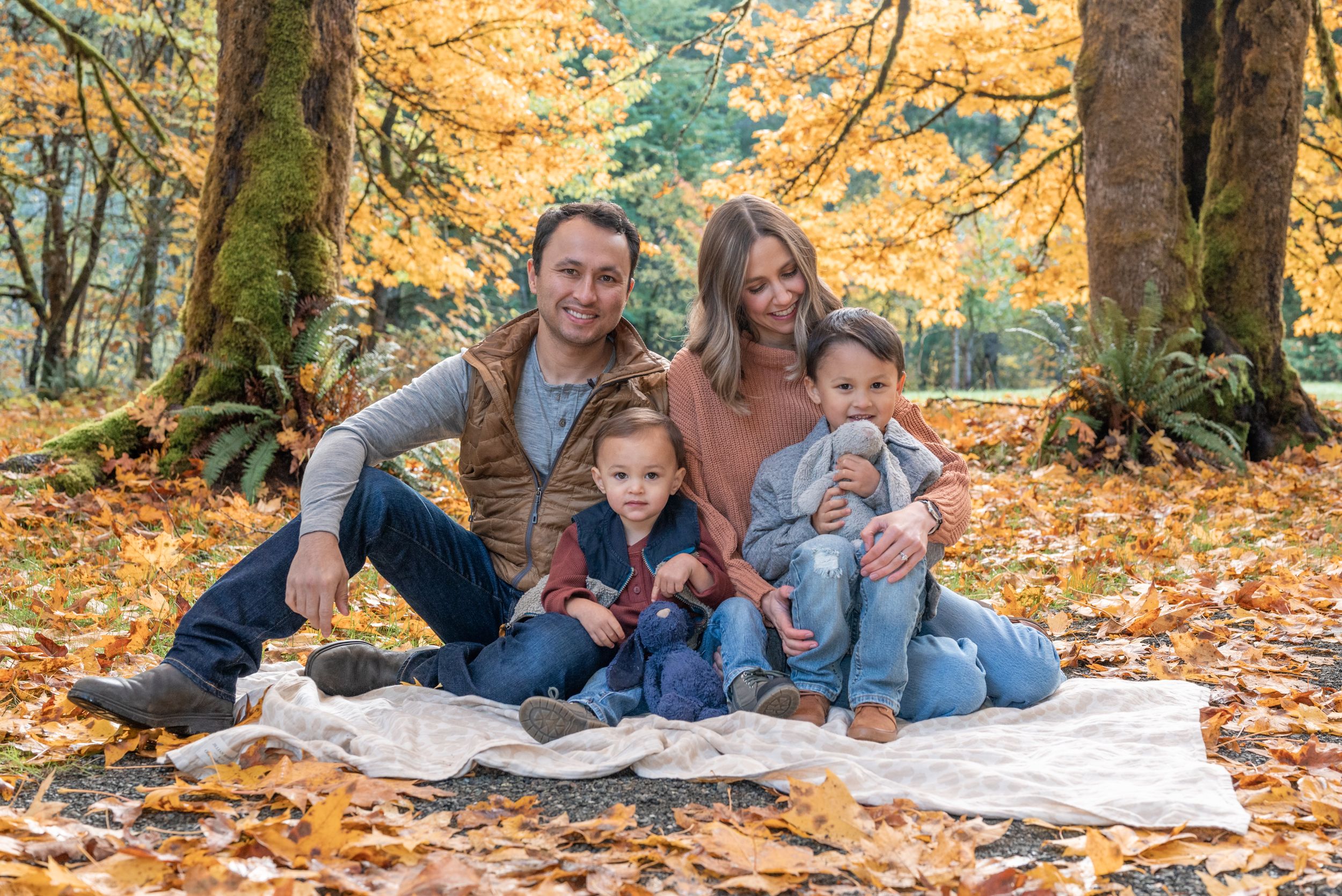 Fall photoshoot couple with two young boys.