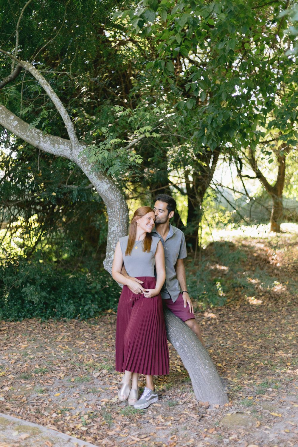 casal sentado num tronco de uma árvore no jardim botânico do porto