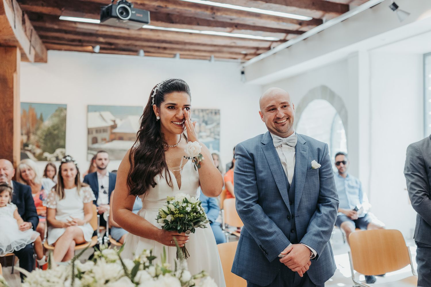Une mariée et un marié qui pleurent de joie à l'état civile de Lutry