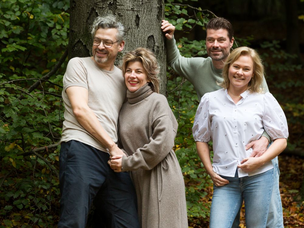 Spontane familiefoto van twee koppels in het herfstbos – familiefotografie Arnhem