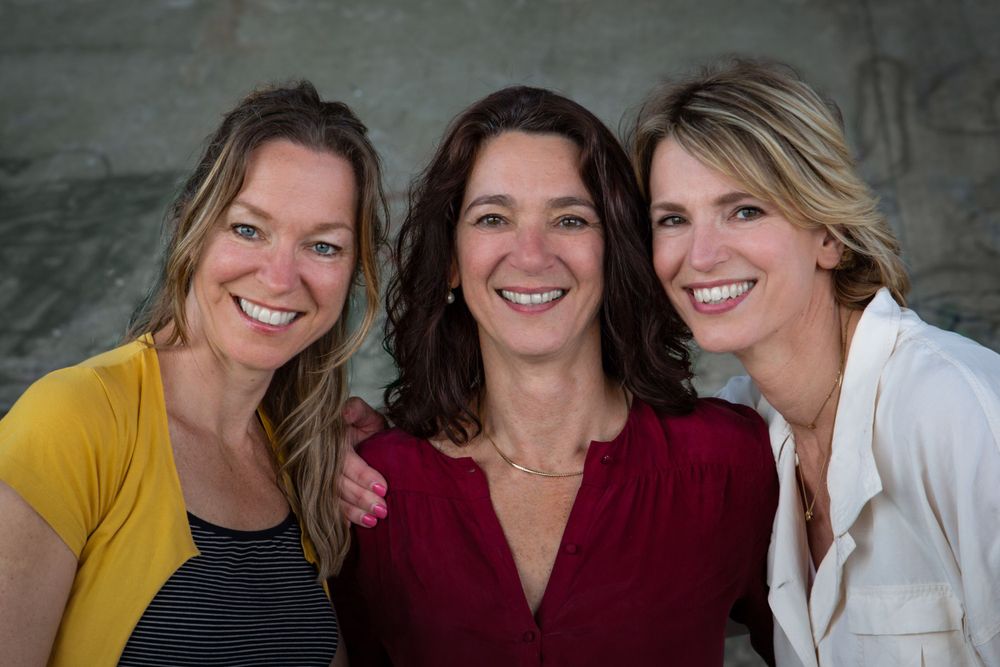Spontaan portret van drie lachende vrouwen op buitenlocatie – familiefotografie Nijmegen