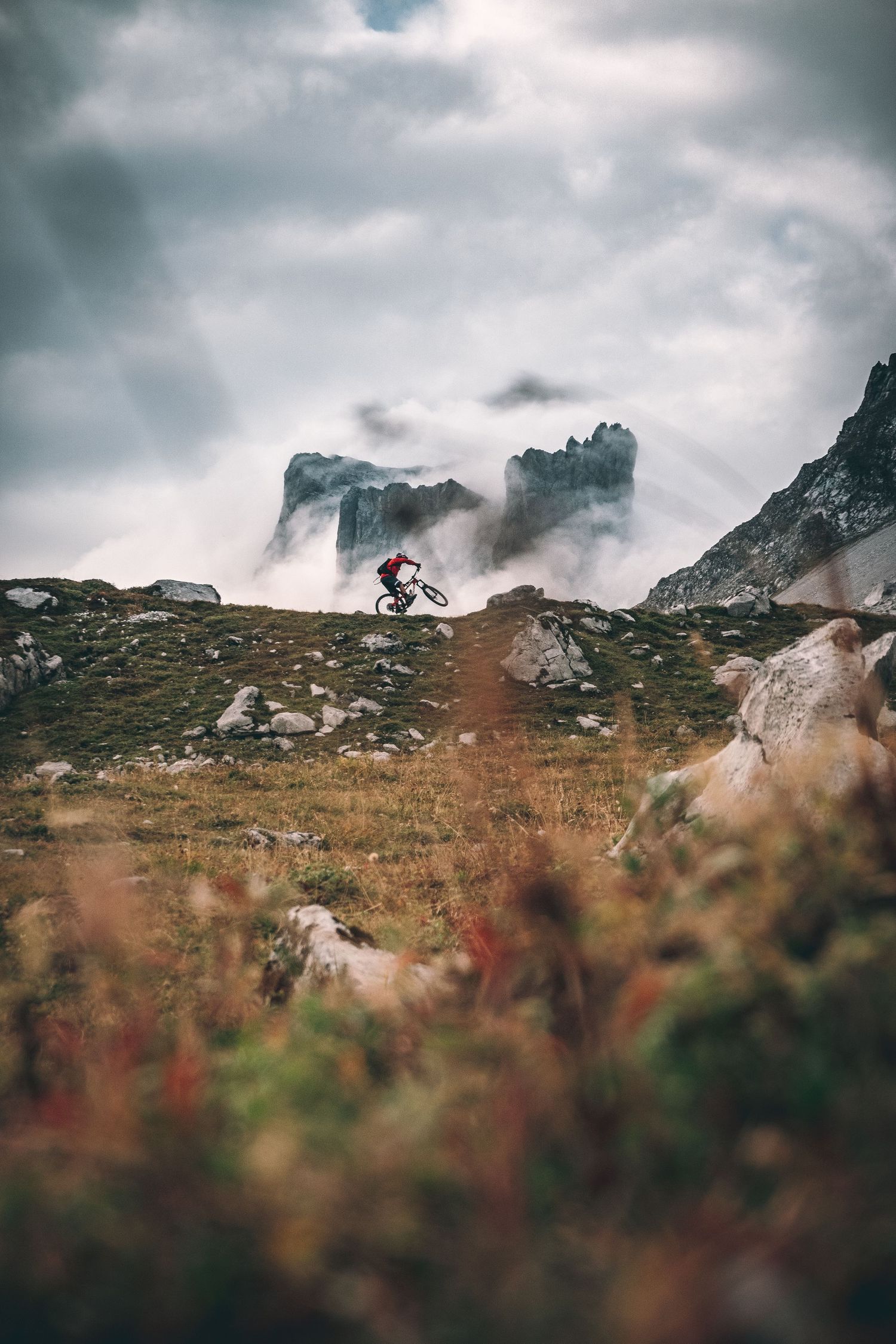 René Wildhaber auf seinem Bike im Wheelie in den Prättigauer Bergen. Fotografiert von Urban Engel Perspectiva