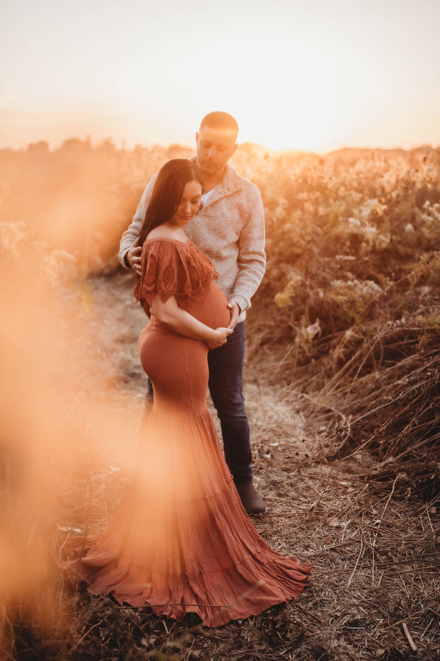 maternity photo, golden hour in field