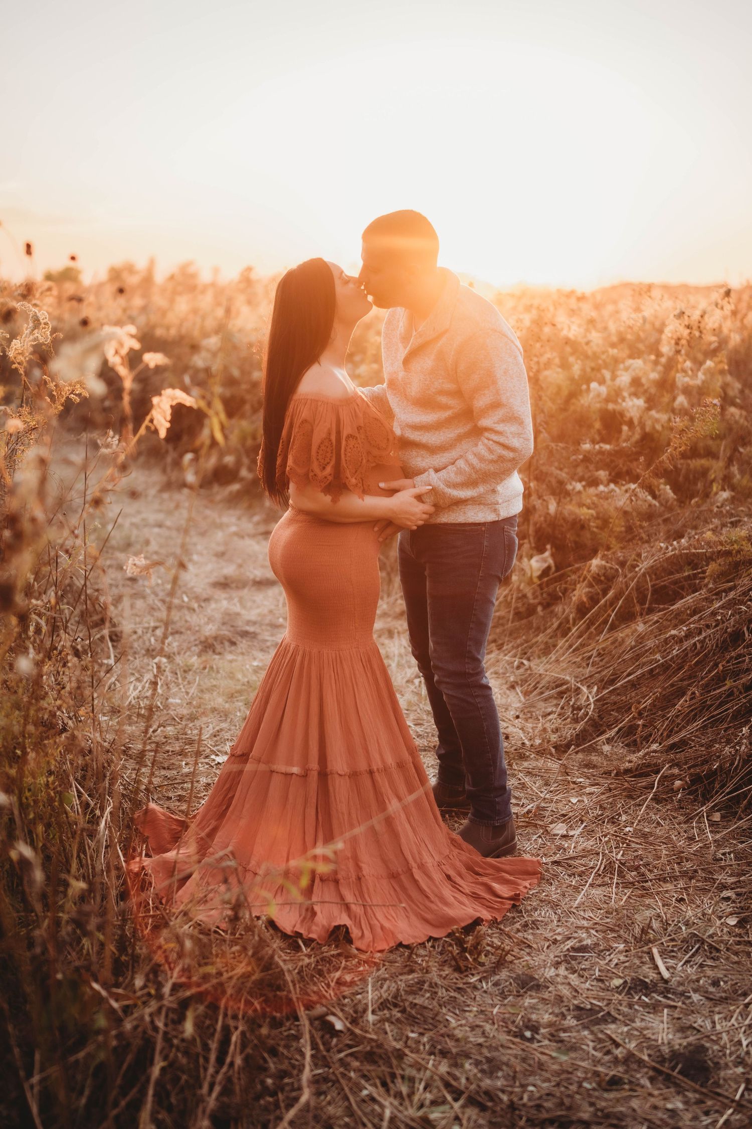 maternity photo, golden hour in field