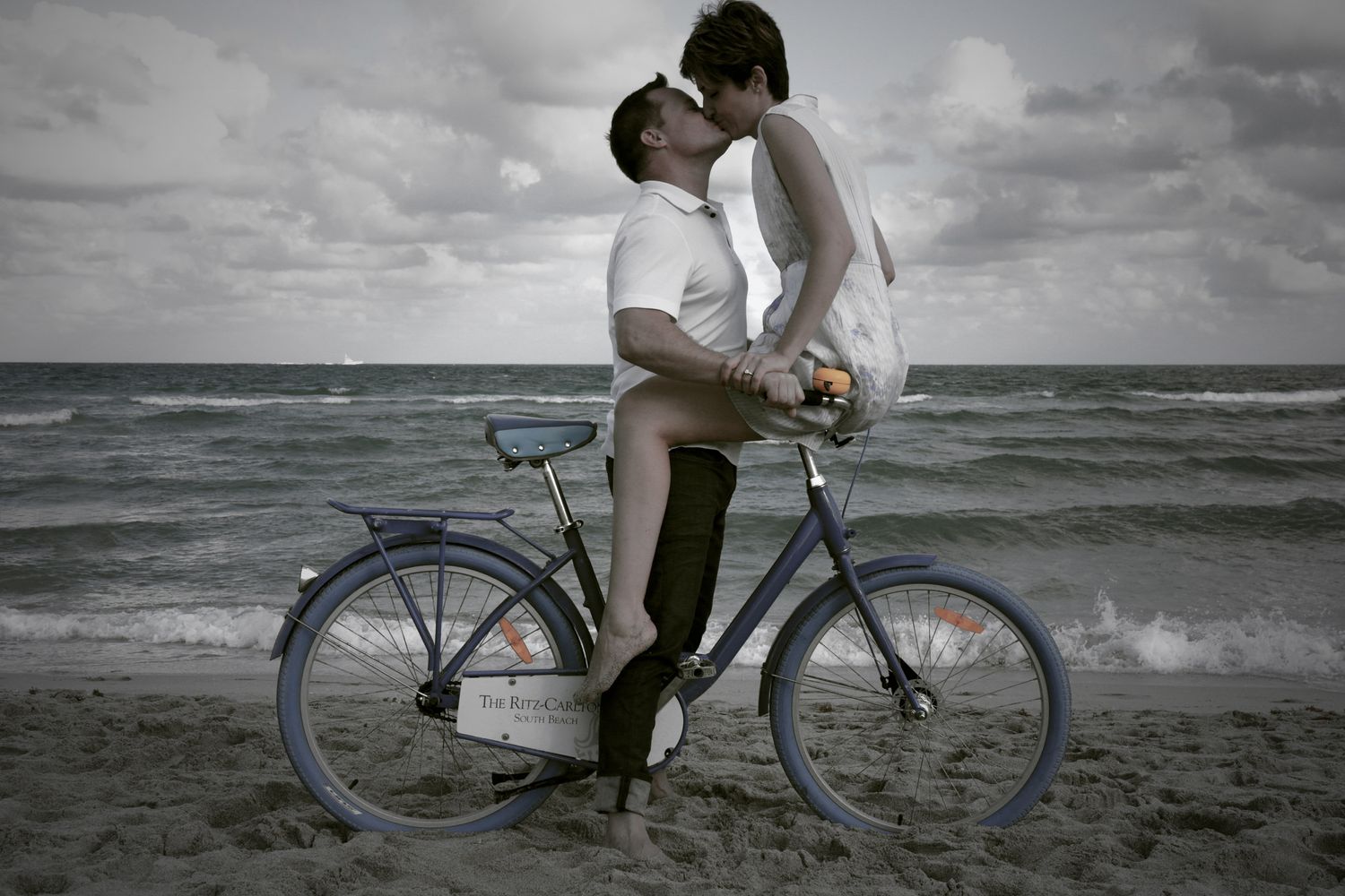 couple kissing at beach