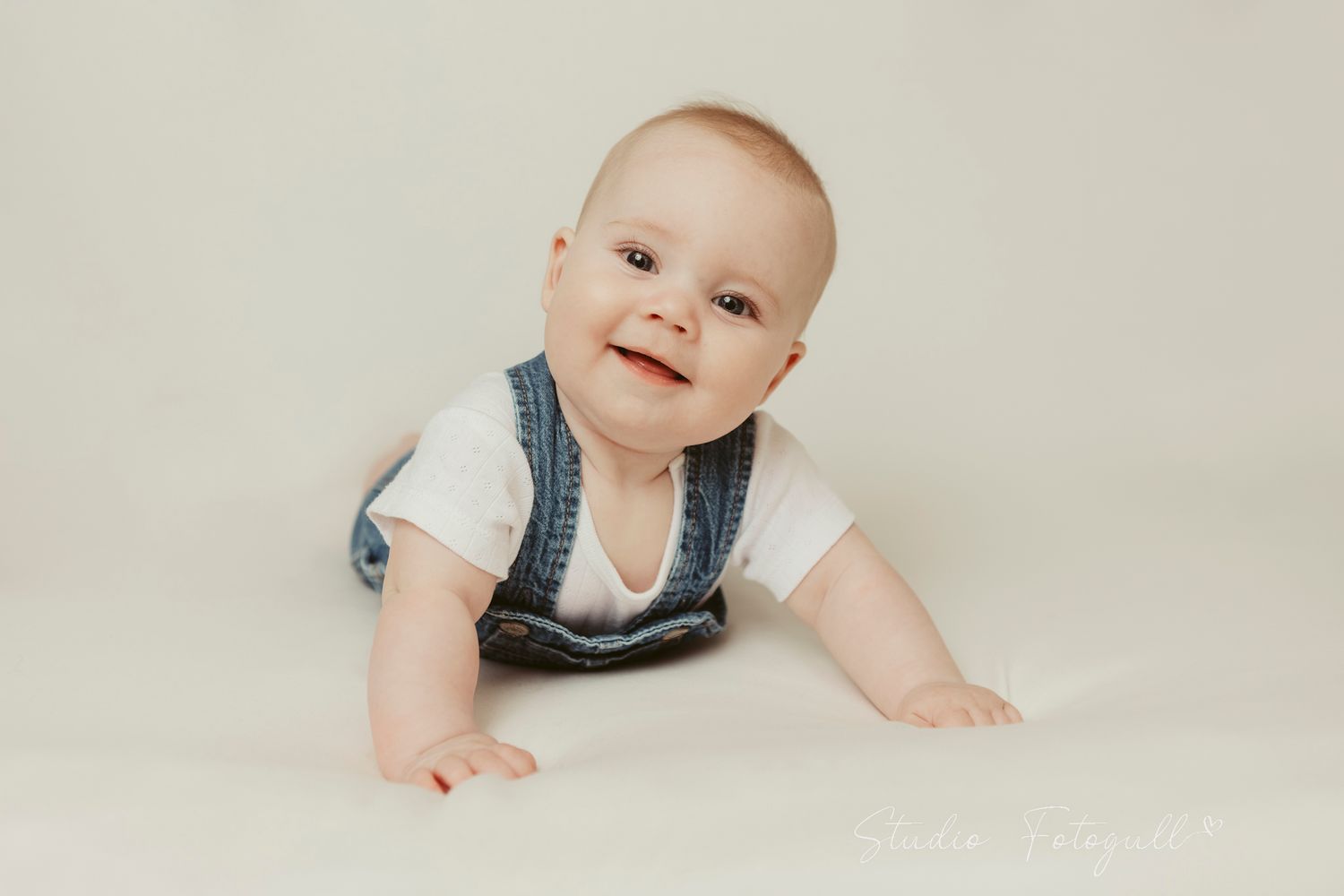 smilende baby på hvit bakgrunn