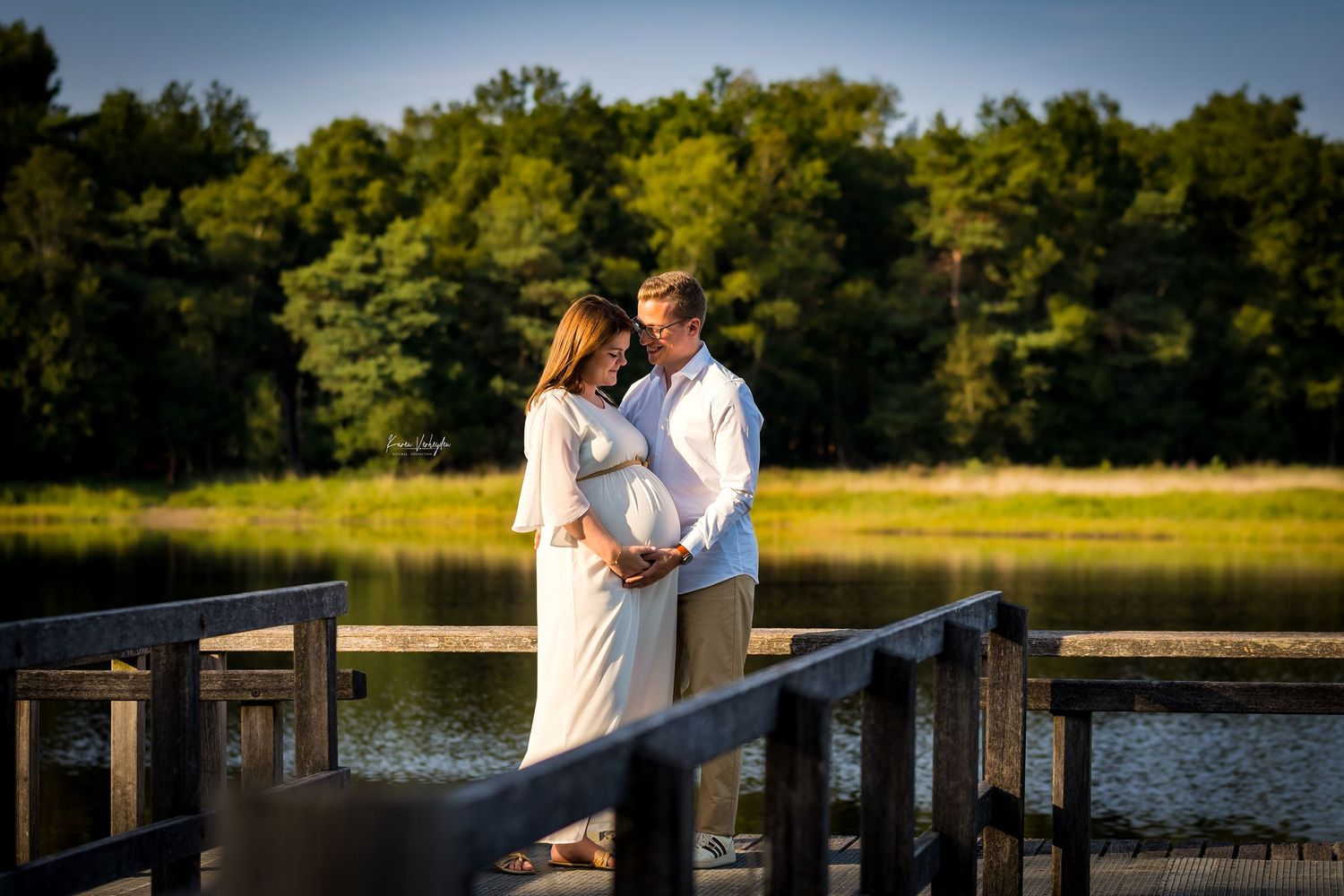 liefdevol zwangerschapsmoment vastgelegd
