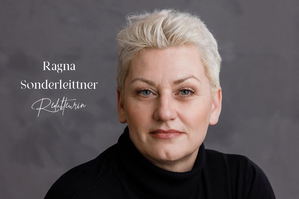 Professioneller Headshot vor grauem Hintergrund mit Textüberlagerung.