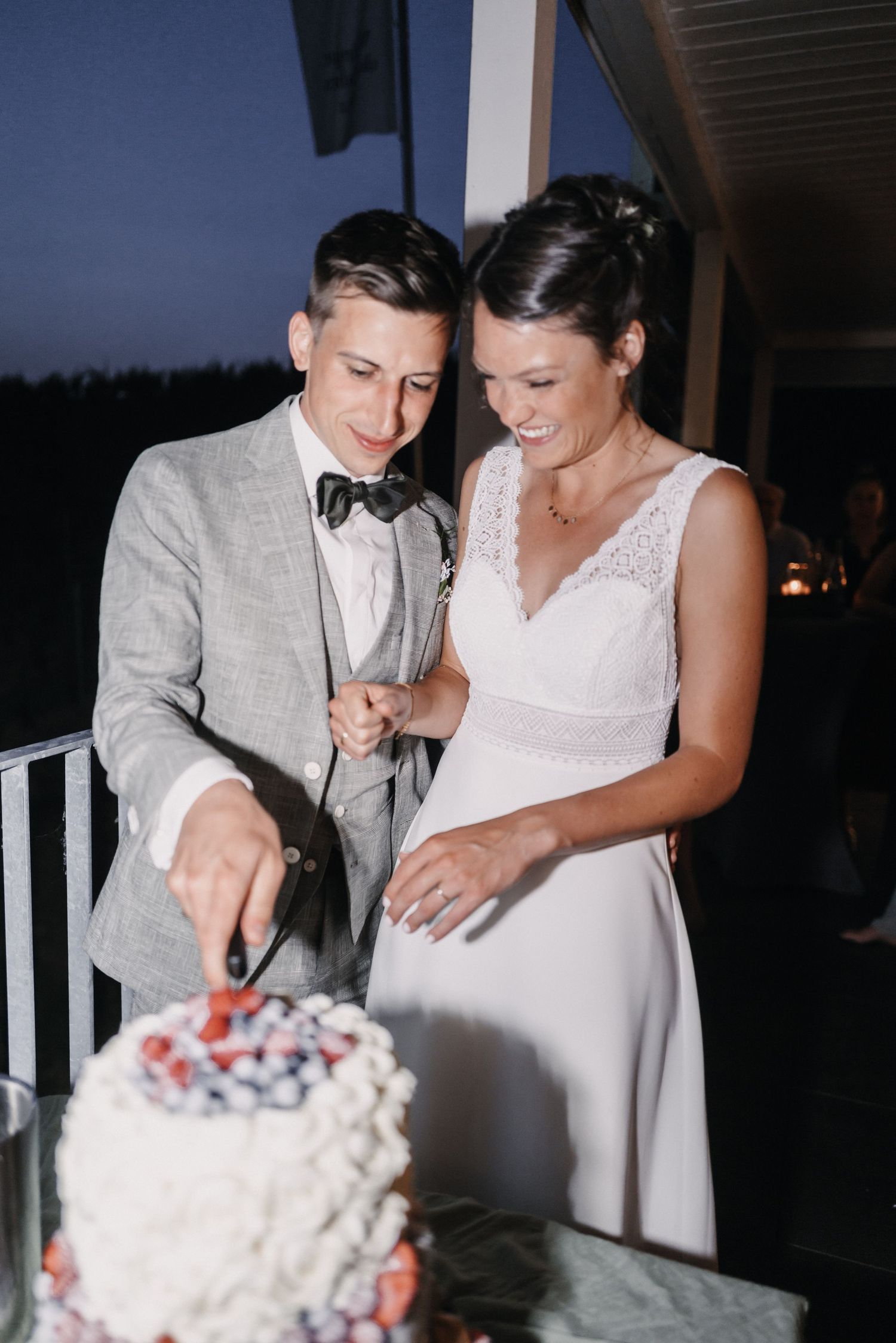 Herzlicher Moment zwischen Braut und Bräutigam – aufgenommen von einem Hochzeitsfotografen in Tübingen.