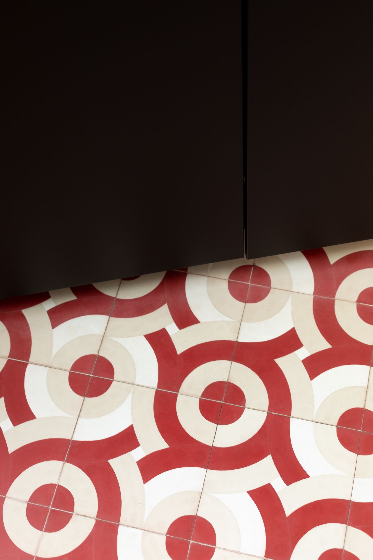 Photographe decoration interieure – zoom sur un carrelage rouge