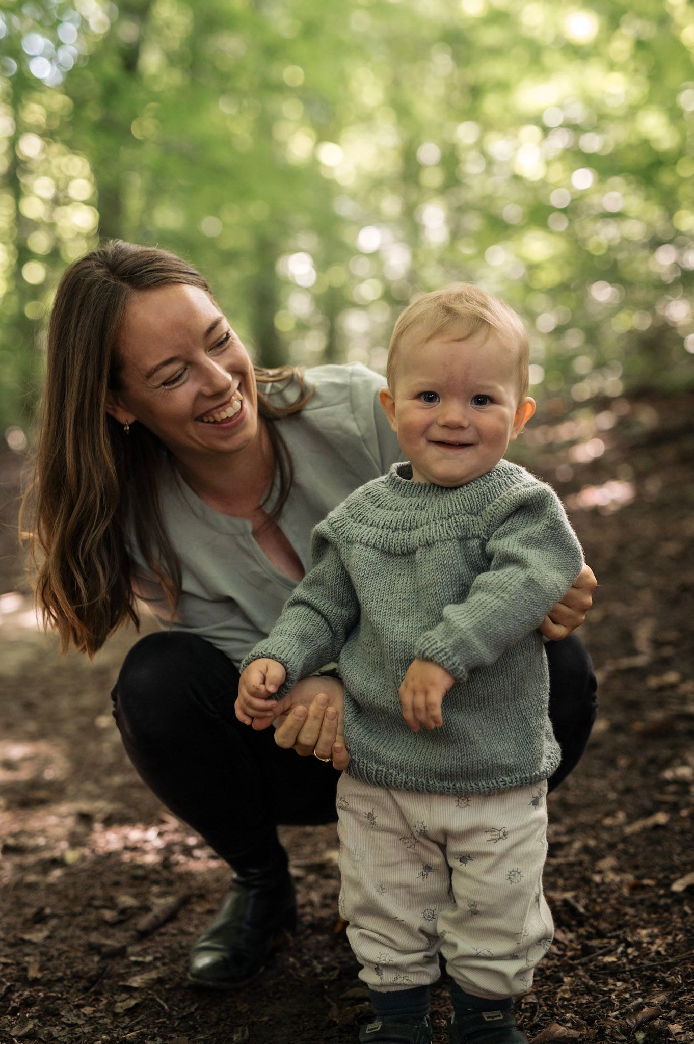 familie smil grin barn natur autentisk uopstillet