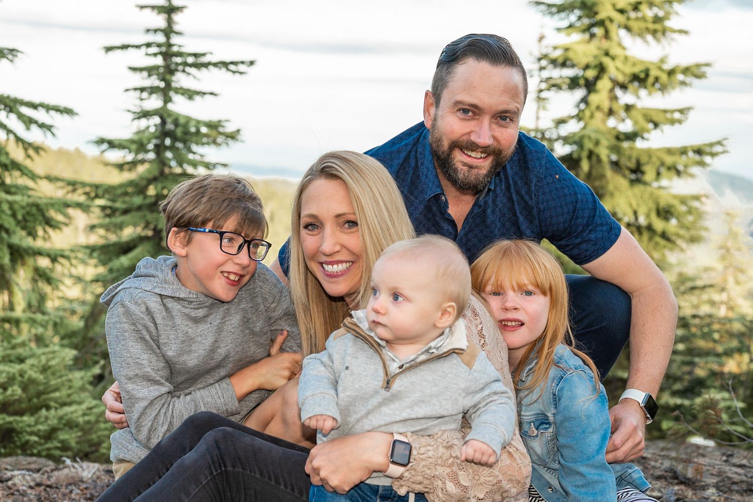 Photoshoot of young family with 3 kids.