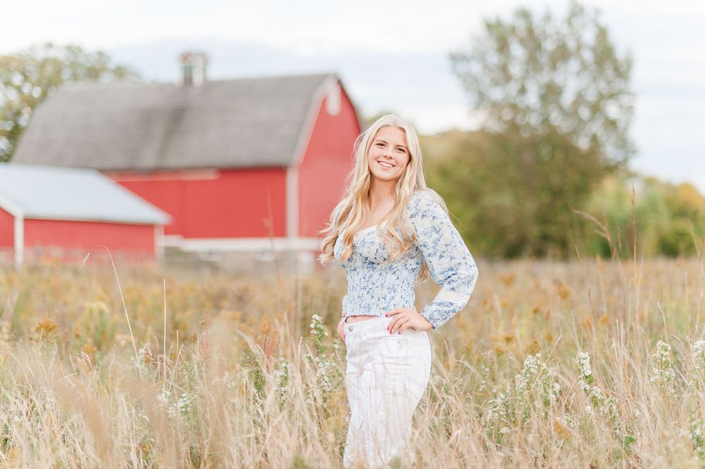 Stillwater Mahtomedi Minneapolis Minnesota Twin Cities Senior Photographer Sunset Flowers Field Barn