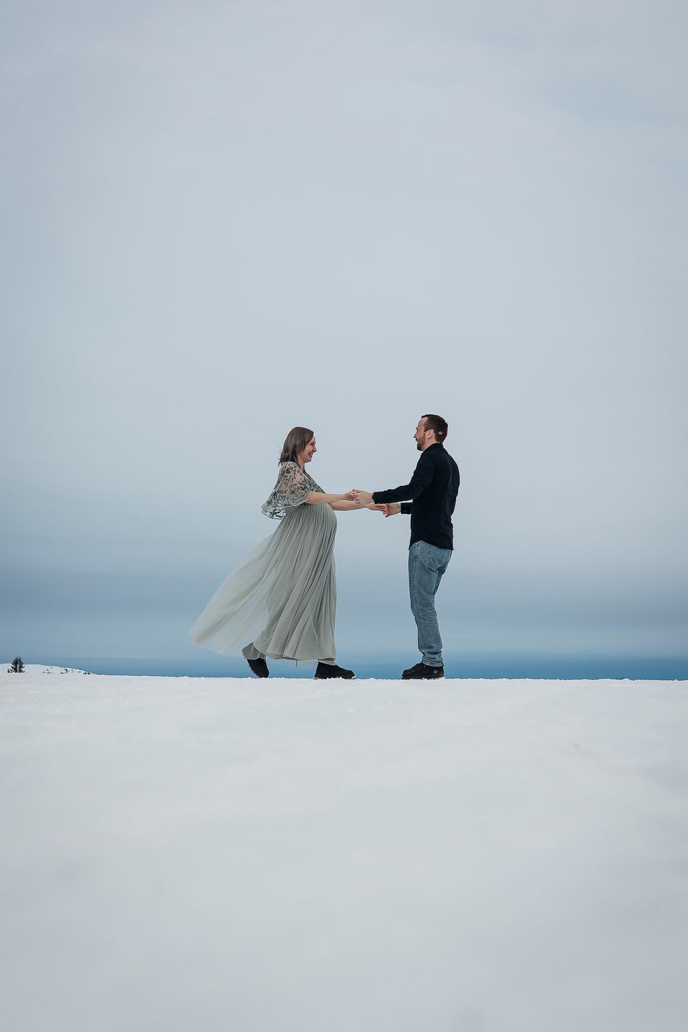 Forelsket par venter på kommende baby og danser på fjellet