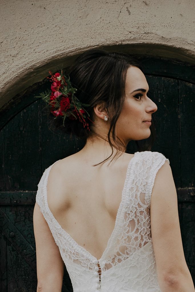 Brud med blommor i håret. Bröllopsfotografering i Salem Kyrka utanför Stockholm.