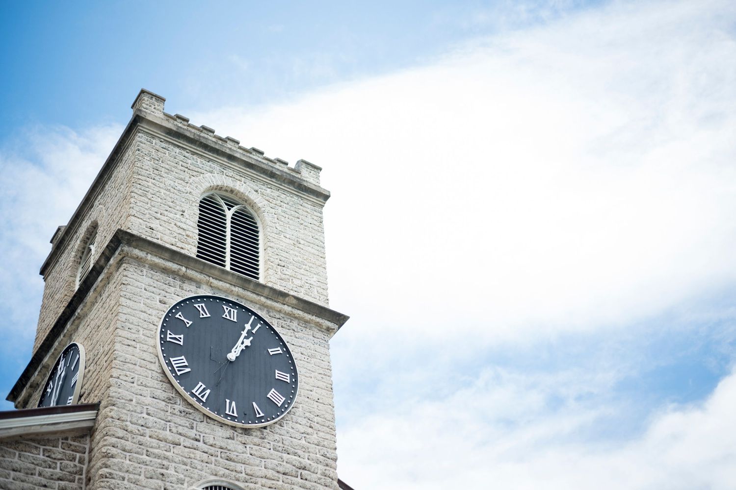 Historic stone church clock tower with Roman numeral clock face against a partly cloudy blue sky.
カワイアハオ教会
ハワイウェディング
ハワイ挙式