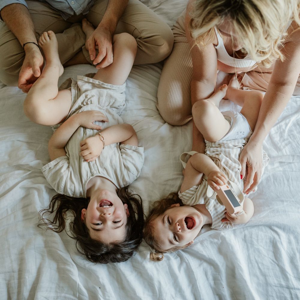 portrait de famille authentique pendant une séance photo grossesse à domicile à Lille