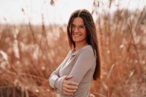 Junge glückliche Frau beim harmonischen Fotoshooting mit Nadine Liersch Fotografie in Ketsch