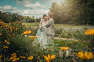 Brautpaarfotos im Treptower Park Berlin: Sonnenblumenfeld wie in einer Filmszene