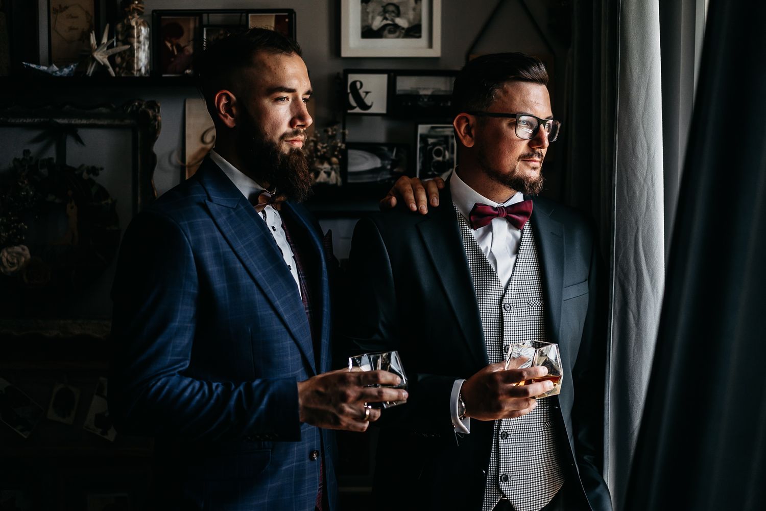 zamyślony pan młody i świadek piją whisky ślub humanistyczny