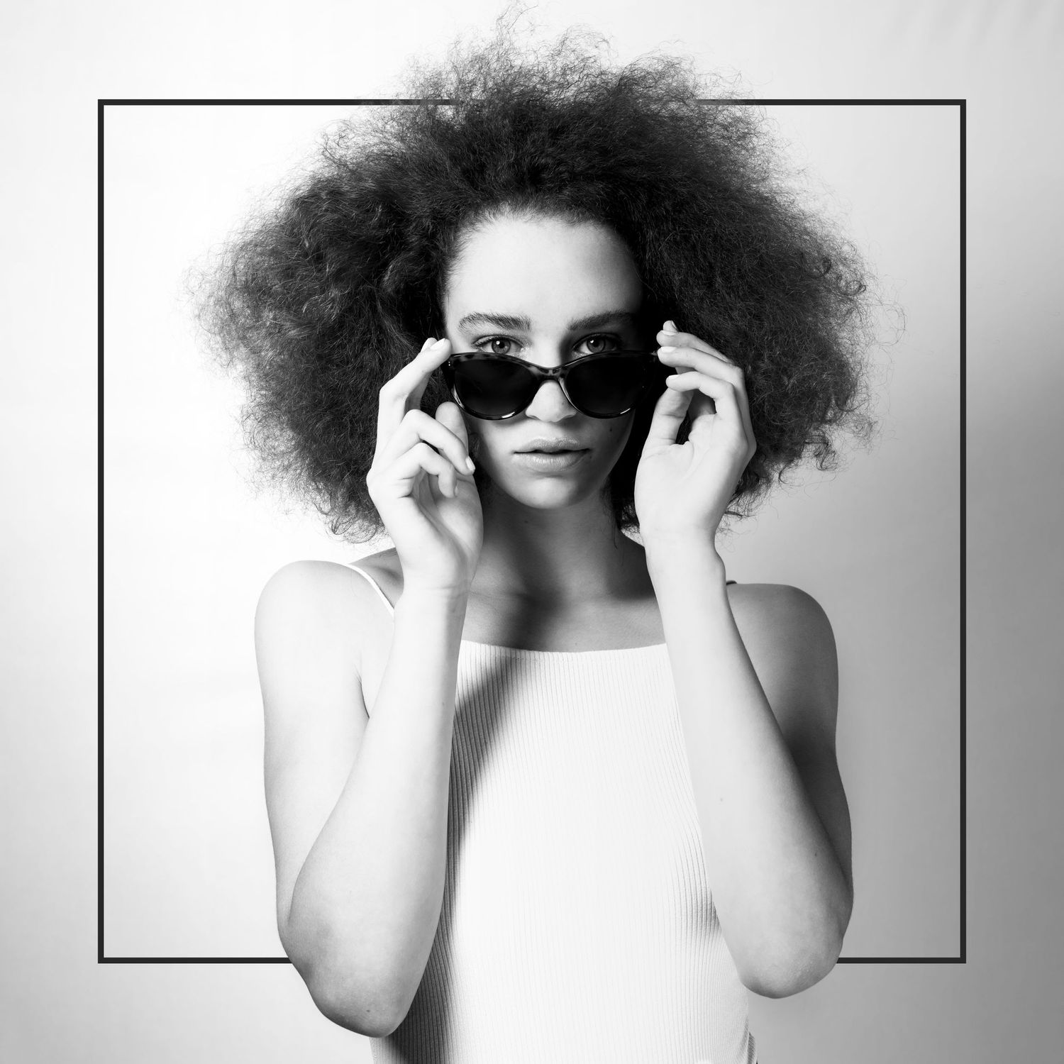 Schwarzweiß-Bild einer Frau mit Sonnenbrille