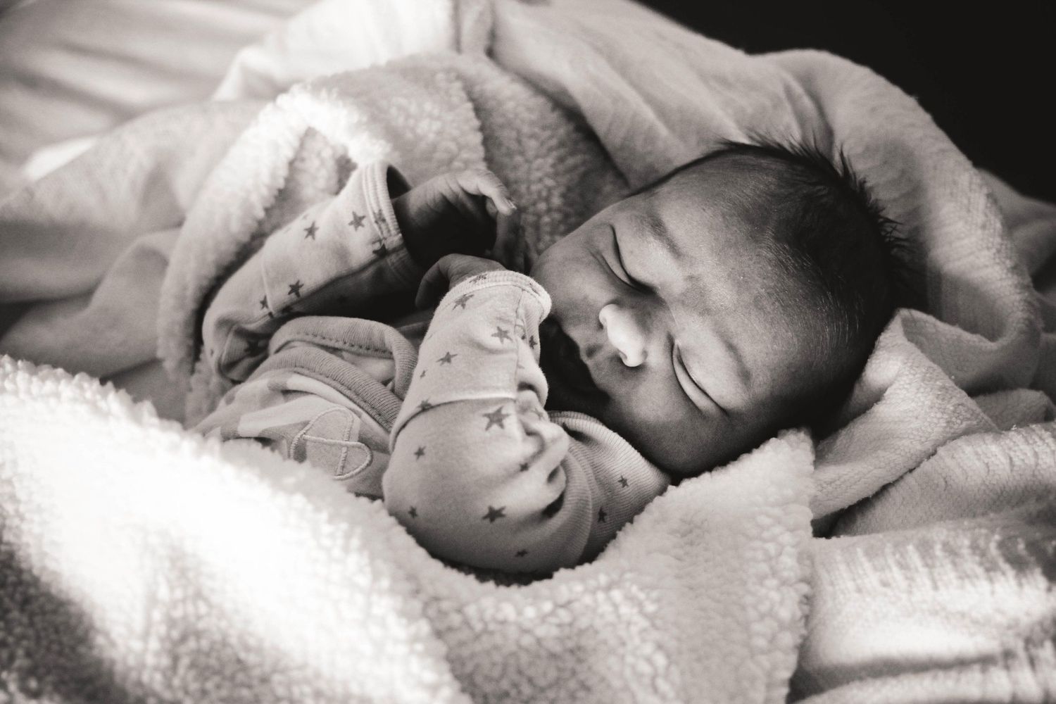 black and white image of baby sleeping portland oregon newborn photographer kimberly marie kimble