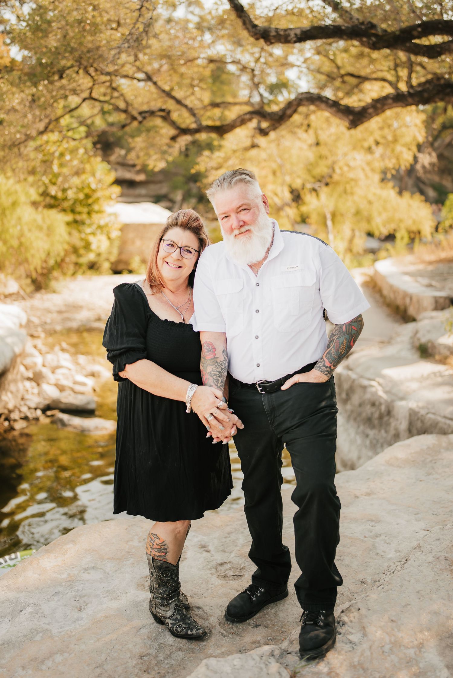 couple celebrates anniversary with photo session