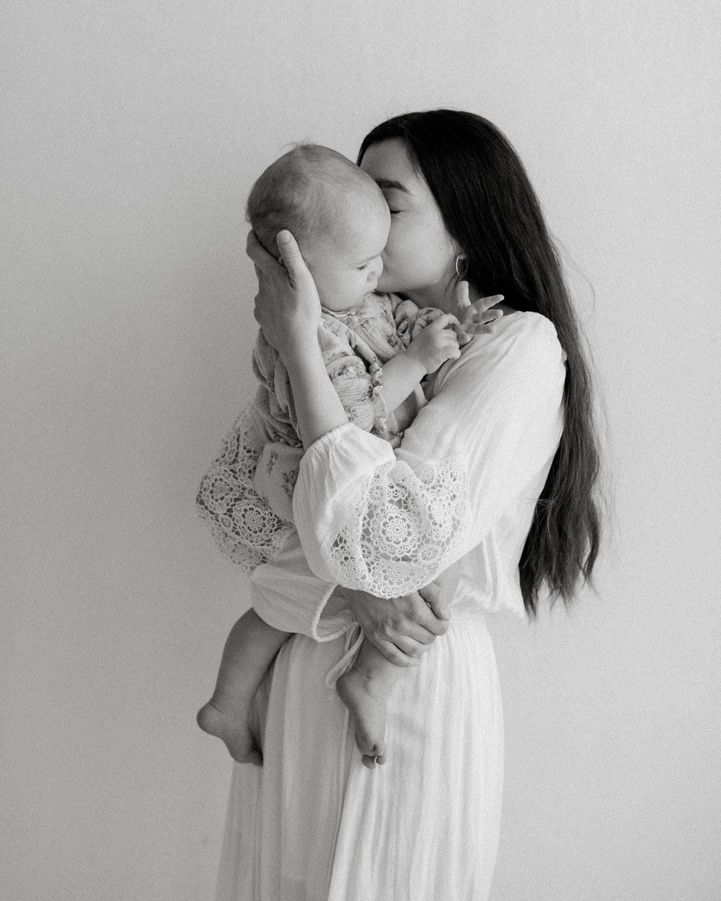 Motherhoodkuvaus Tampere. Äiti-lapsikuvaus studiolla.