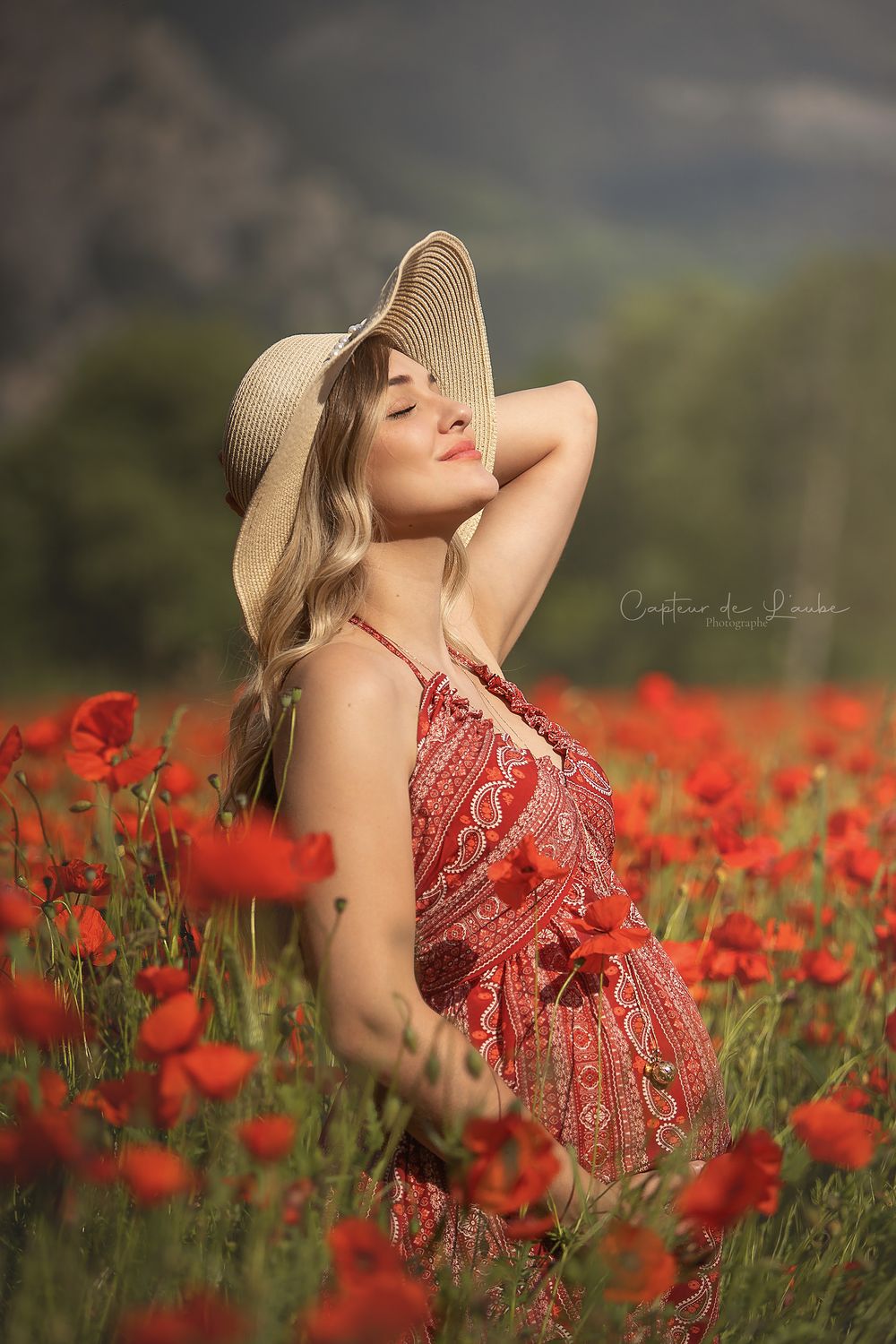 photo grossesse émouvante champ de coquelicots émotion patience enceinte cheveux Isèrephoto grossesse émouvante