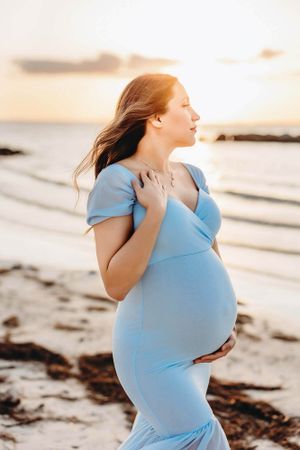 beach maternity session