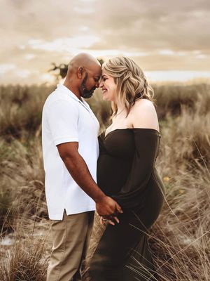 woman and husband pregnancy photos