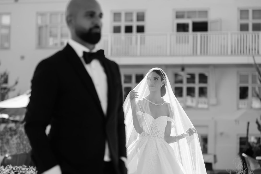 Fotograf fanger kærlige blikke ved en udendørs ceremoni i København