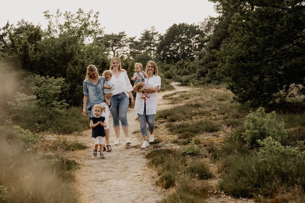 Foto von Familie mit Kindern, festgehalten von Familienfotografin Theresa Hillebrandt Fotografie aus Wallenhorst