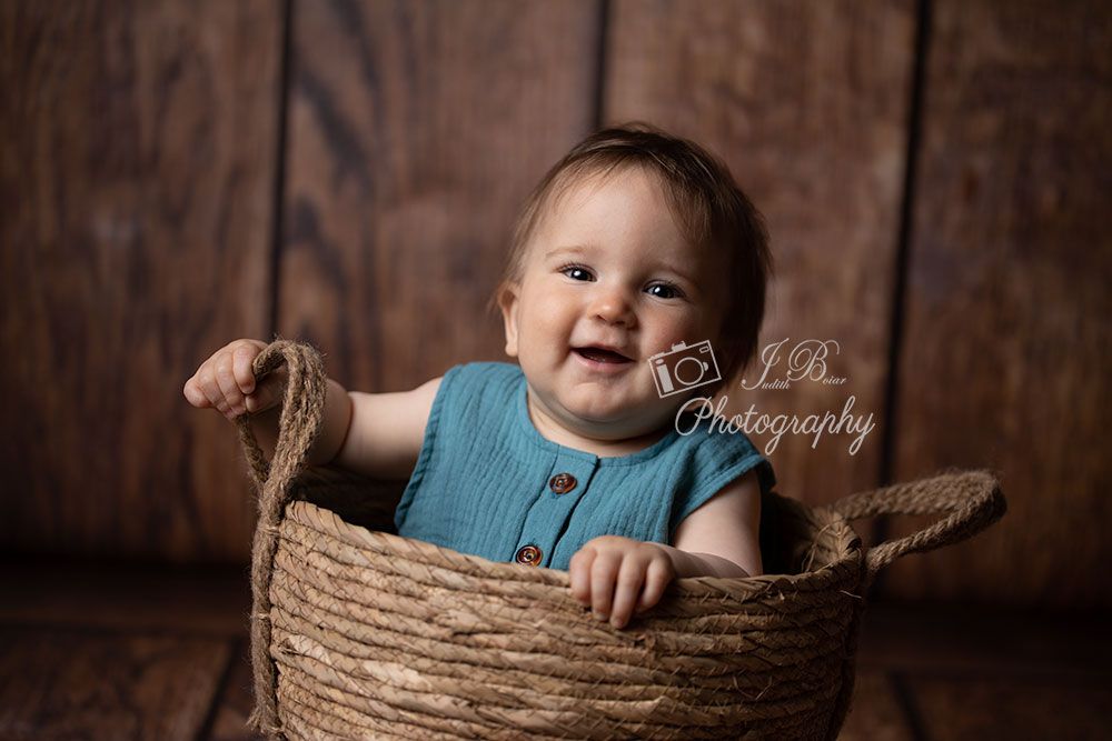 Baby sitzt im Korb. Sittershooting in Recklinghausen, Herten, Herne, Bottrop, Ruhrgebiet