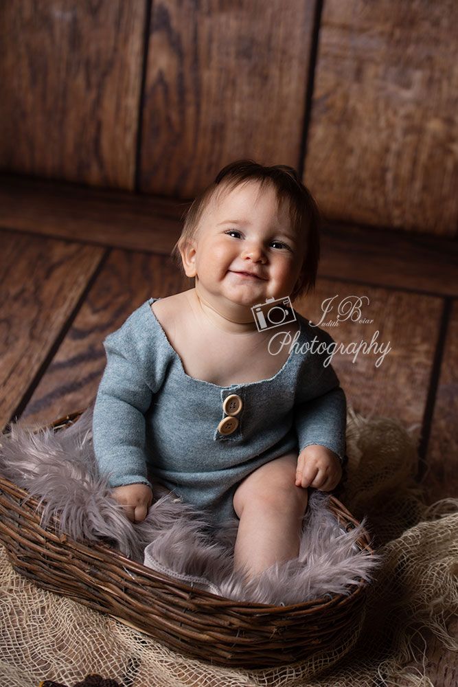 Grinsendes Baby im Sitzkindalter. Das Sittershooting hat total viel Spaß gemacht. Babyfotos in Herne, Gladbeck, Herten,