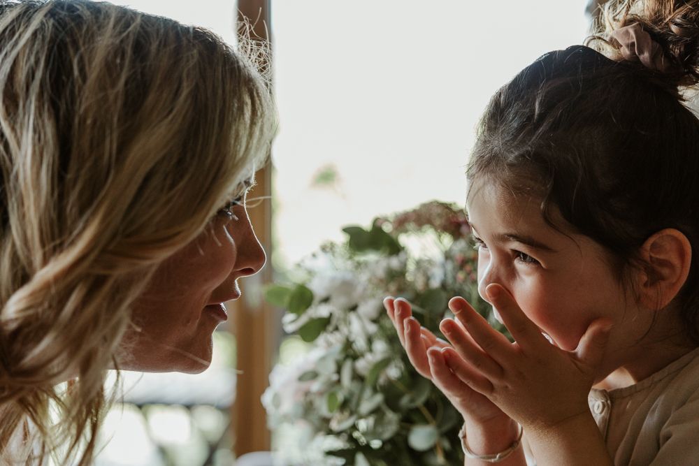 maman et sa fille très complices rient pendant une séance photo grossesse en famille à Lille