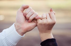 Pinky Promise zeigt Verlobungsring