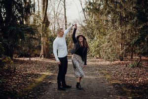 Pärchen tanzt im Wald