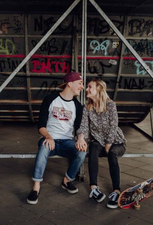 Pärchen im Skatepark unter Halfpipe